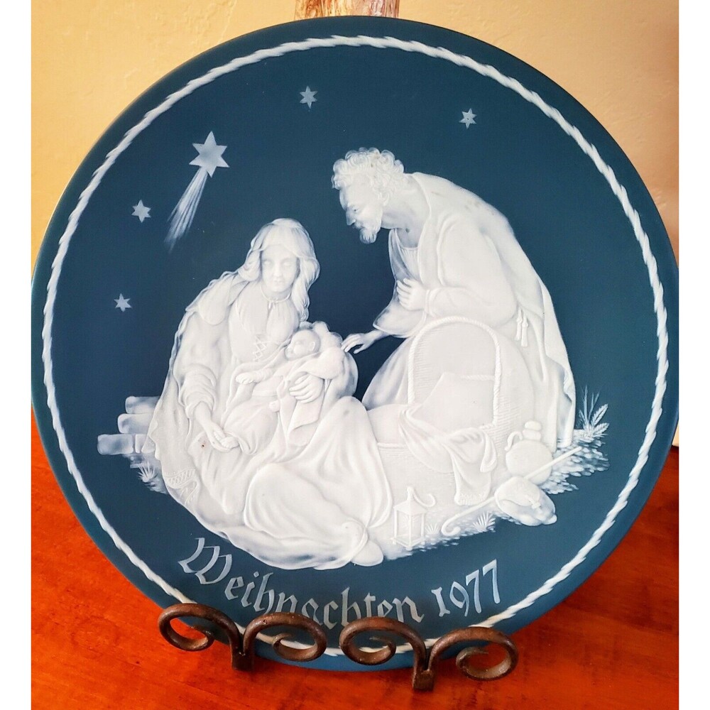 VINTAGE VILLEROY & BOCH / WEIHNACHTEN 1977 WHITE CAMEO RAISED PATTERN CHRISTMAS
